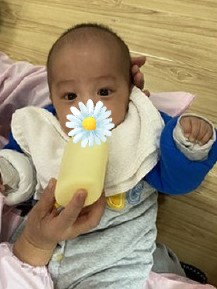 小七每顿都能喝满满一瓶米粉.jpg