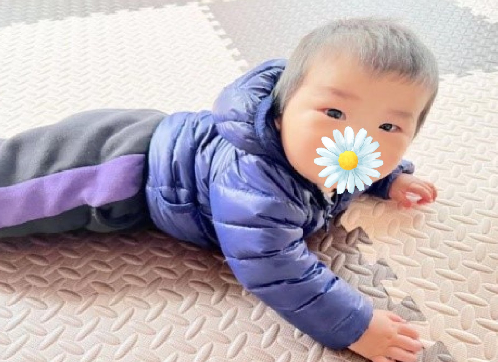 小杰在康复老师的引导下学习爬行.jpg