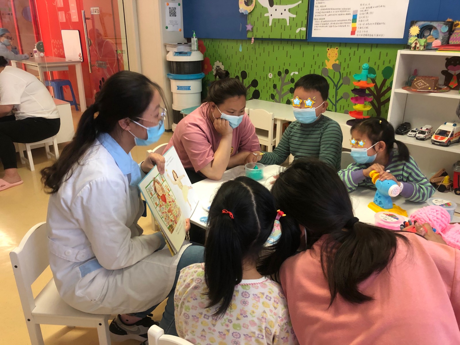 顾玥组织家长跟孩子一起参与主题活动.jpg