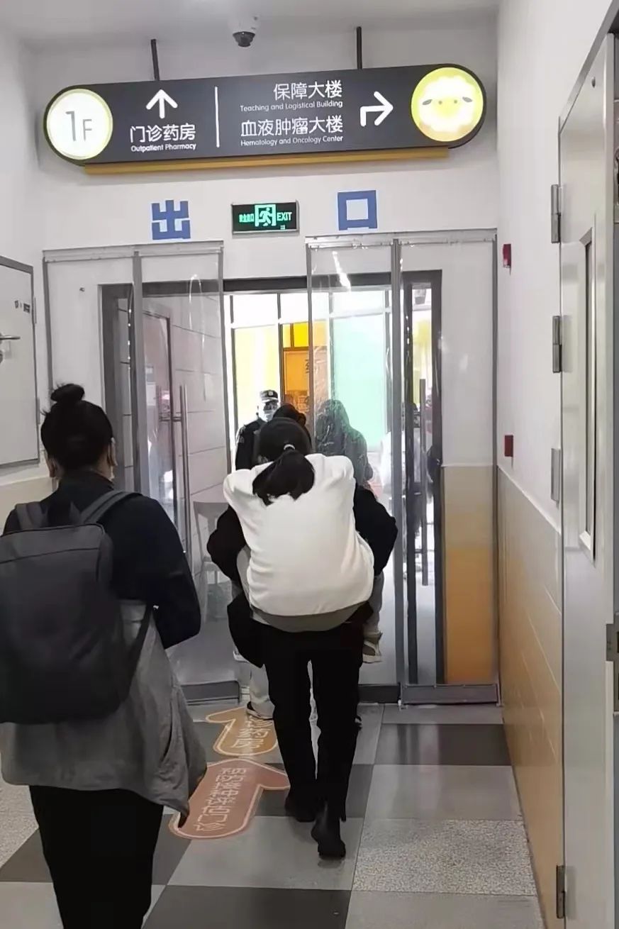 出院时的拉则需要叔叔背着.jpg 出院时的拉则需要叔叔背着.jpg