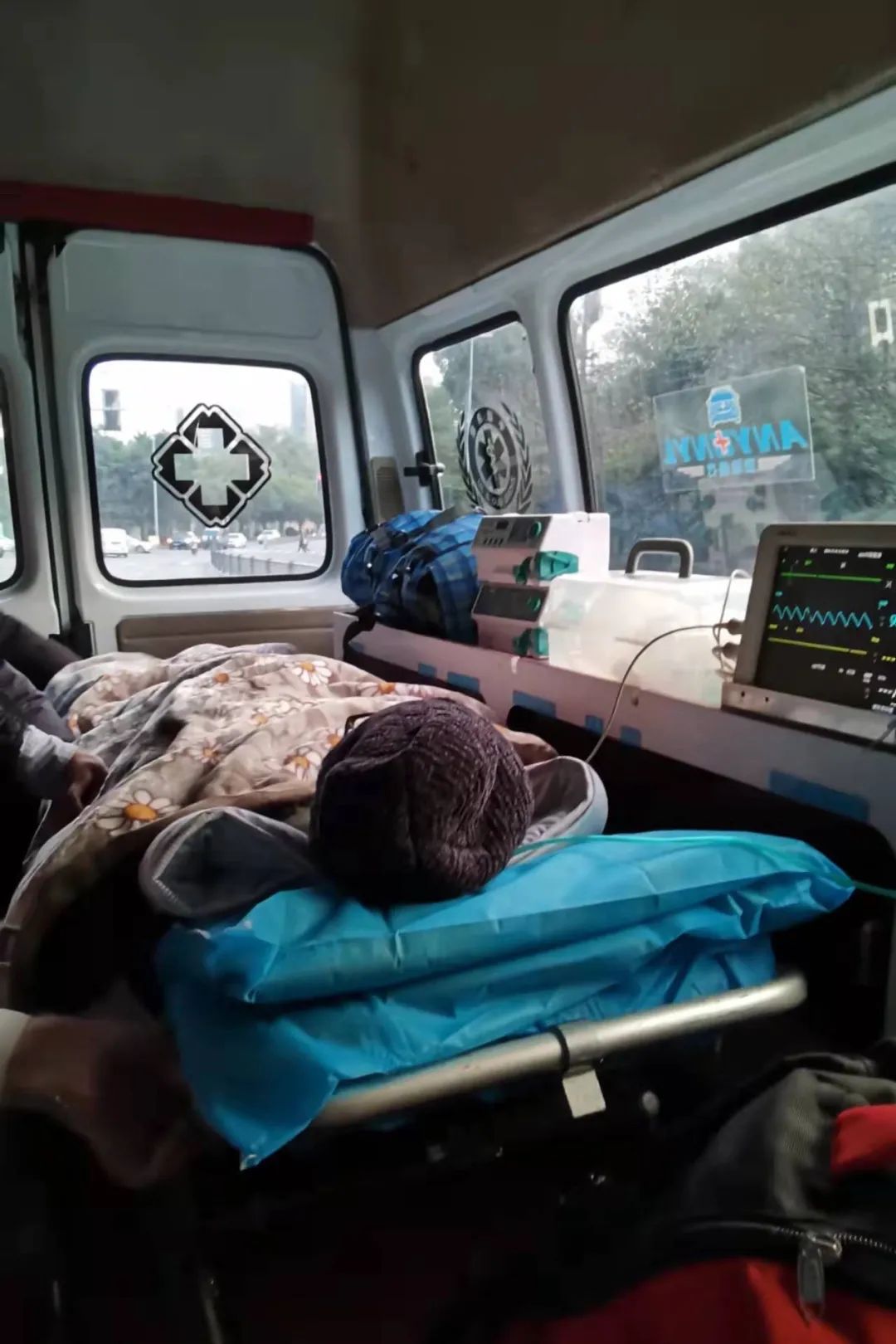 拉则乘坐救护车转院.jpg 拉则乘坐救护车转院.jpg