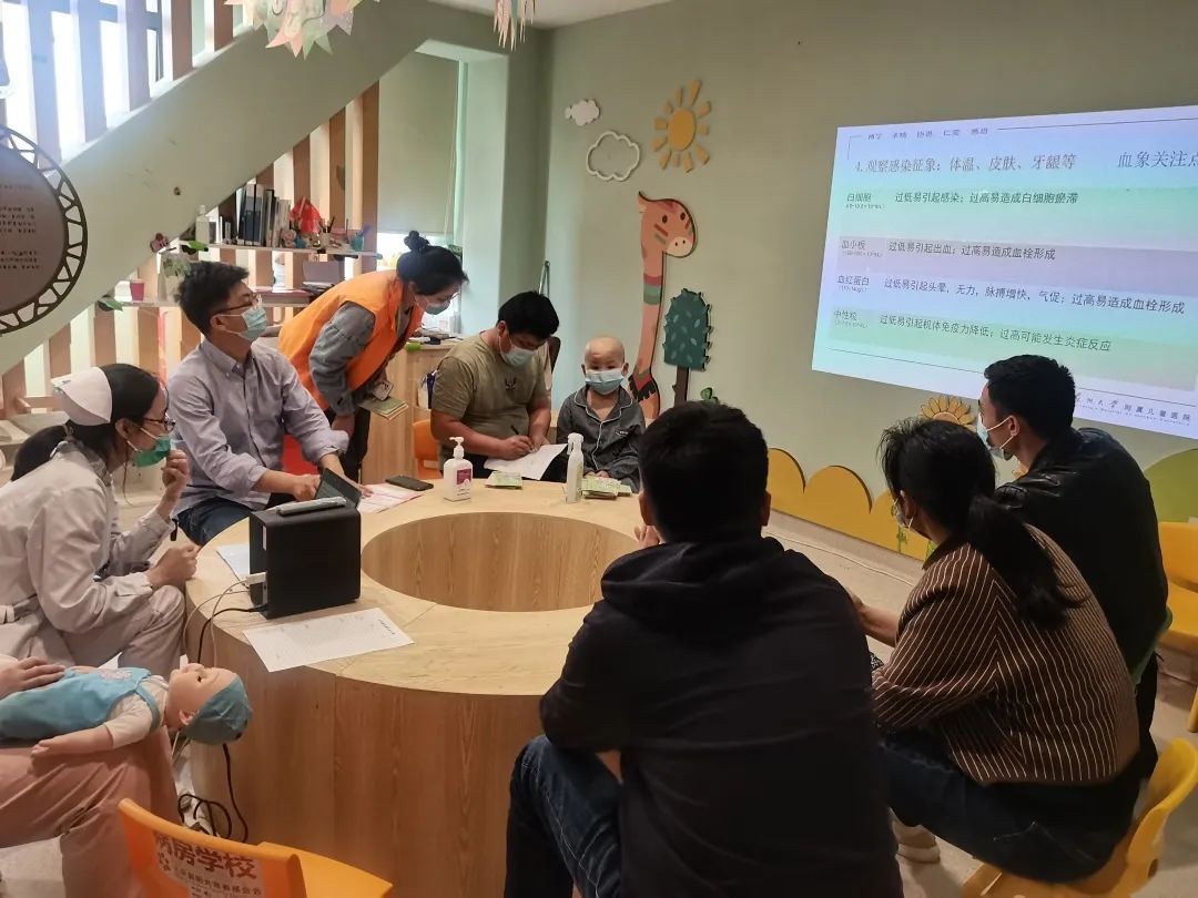 橘子姐姐和护士定期在童乐园为家长举行沟通会.jpg