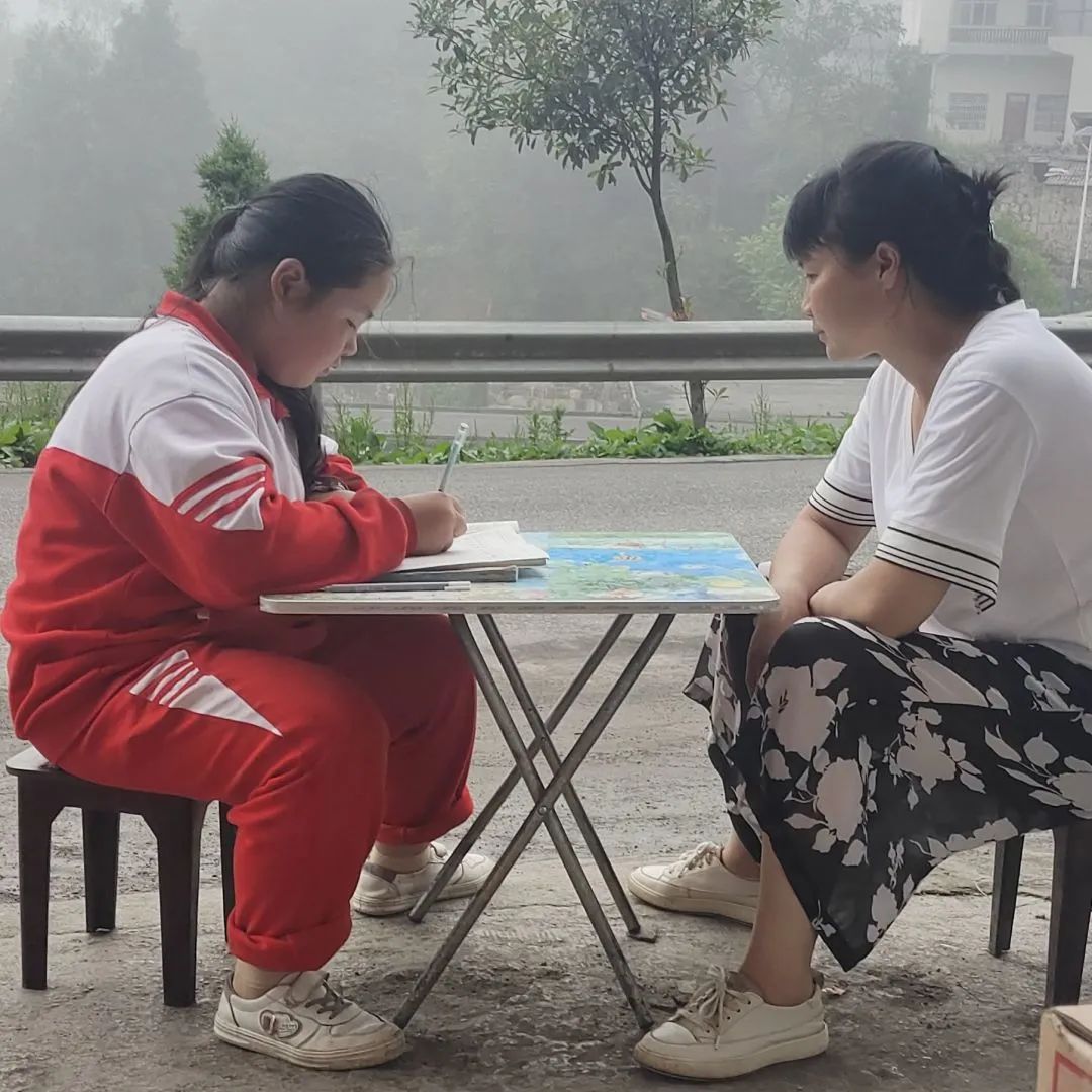 每次家访，儿童主任都会单独陪佳媛聊聊天.jpg