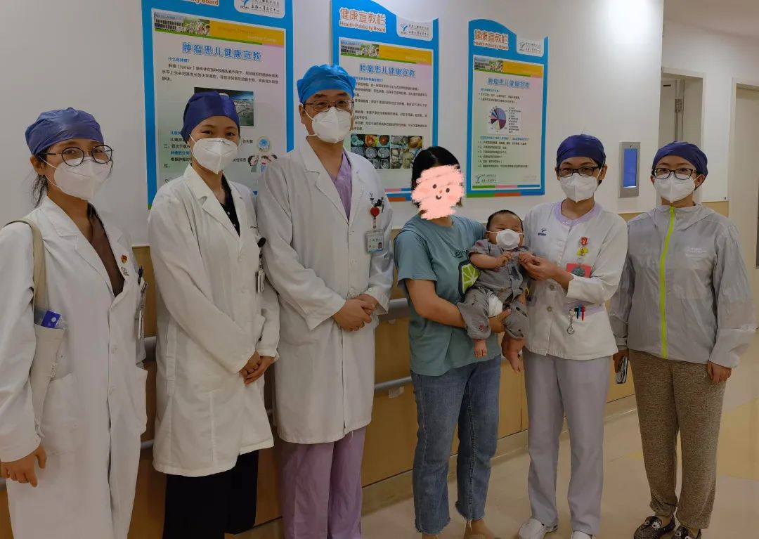 上海儿童医学中心的医务人员和辰辰母子