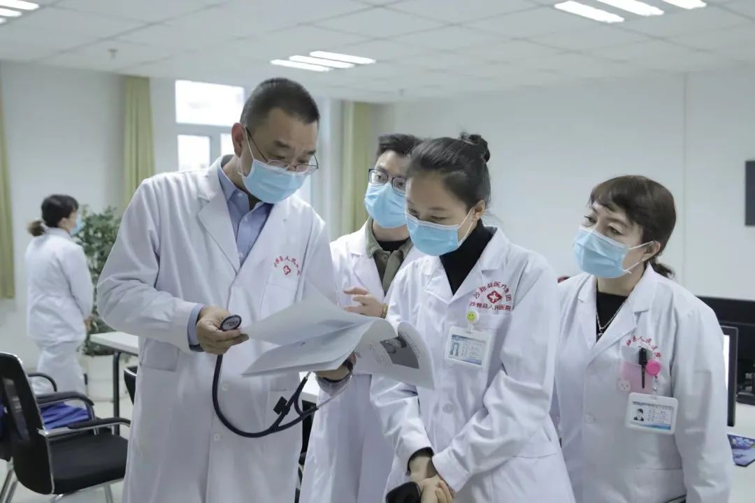 傅松龄在和团队研究患儿病历.jpg