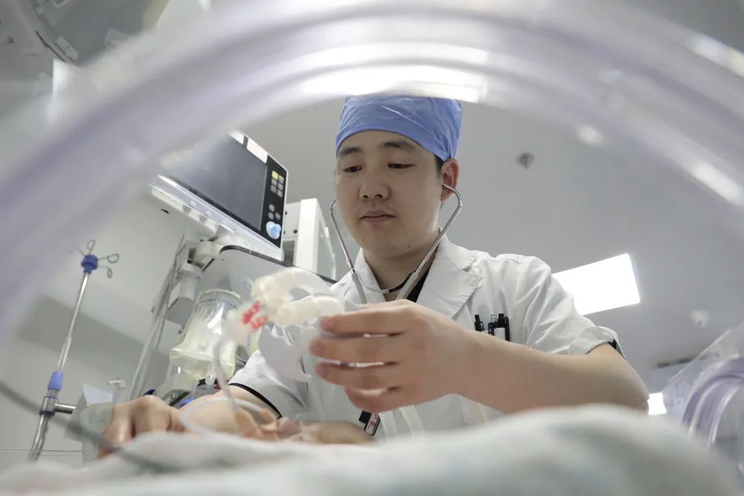 2019年，叶茂在NICU中为术后的患儿做检查.jpg