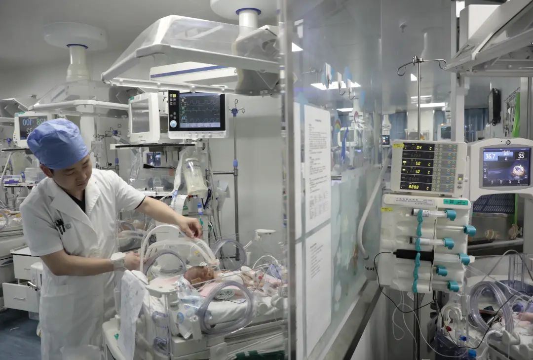2019年，叶茂在NICU中为术后的患儿做检查2.jpg