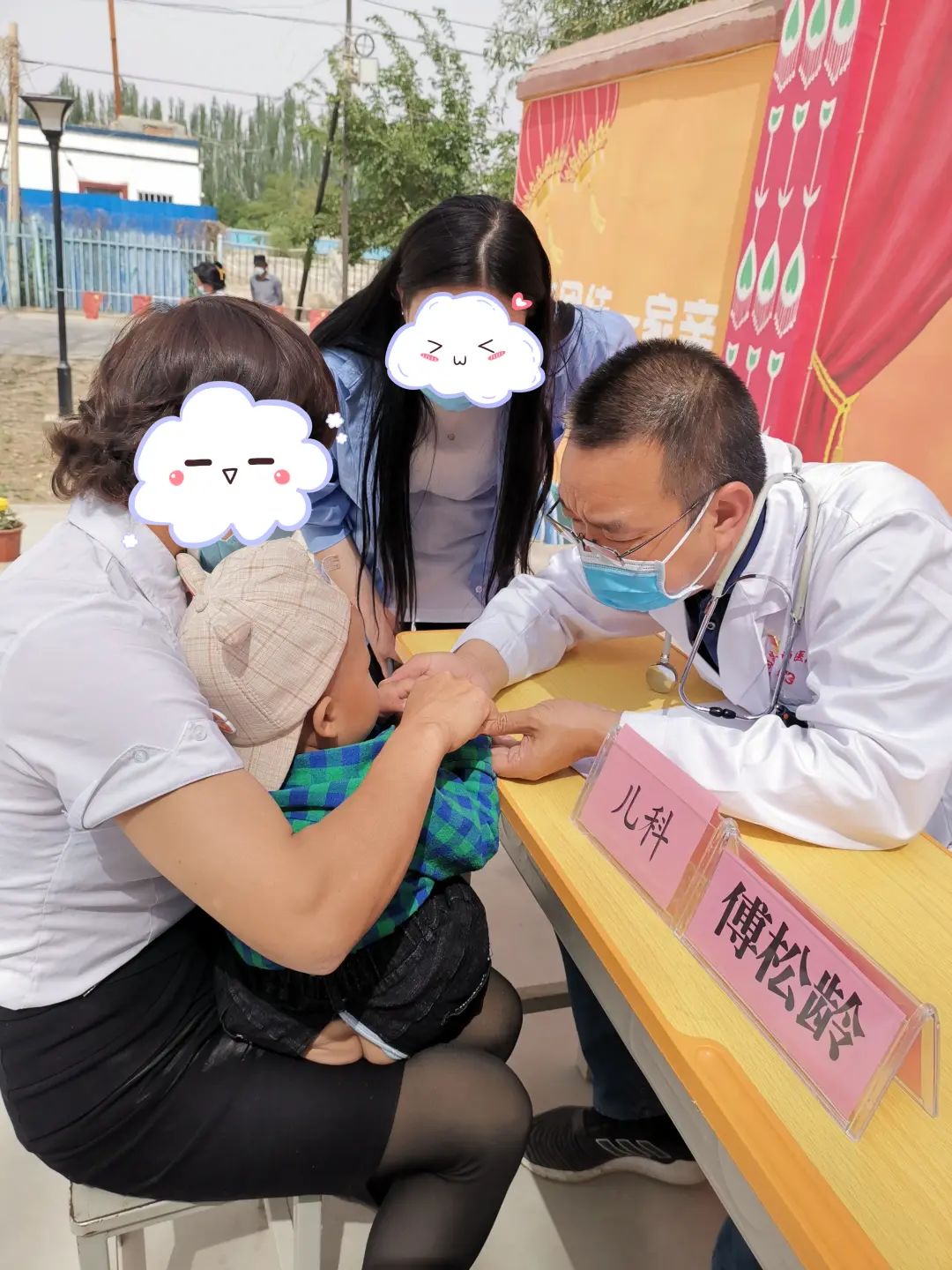 傅松龄在阿克苏地区进行下乡义诊.jpg