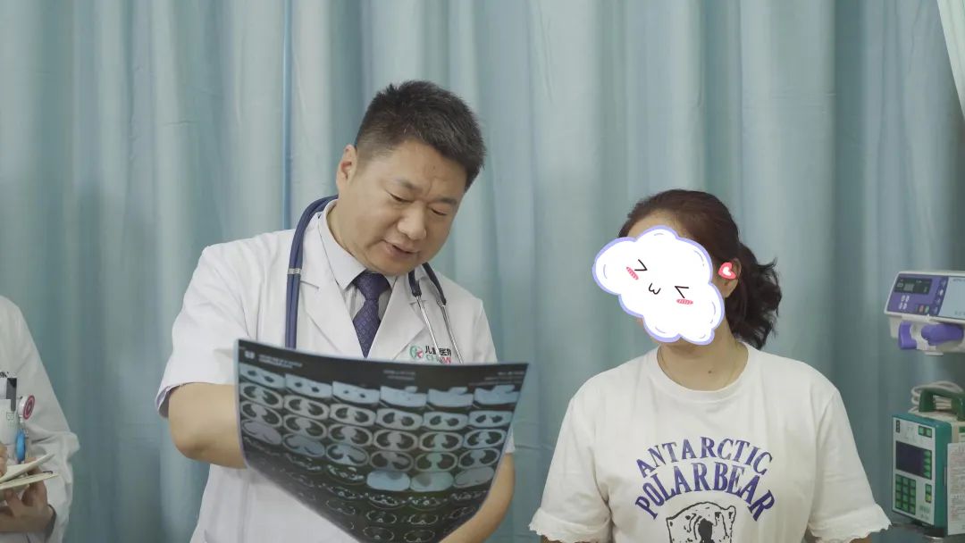 李英存在向患者家属介绍病情.jpg