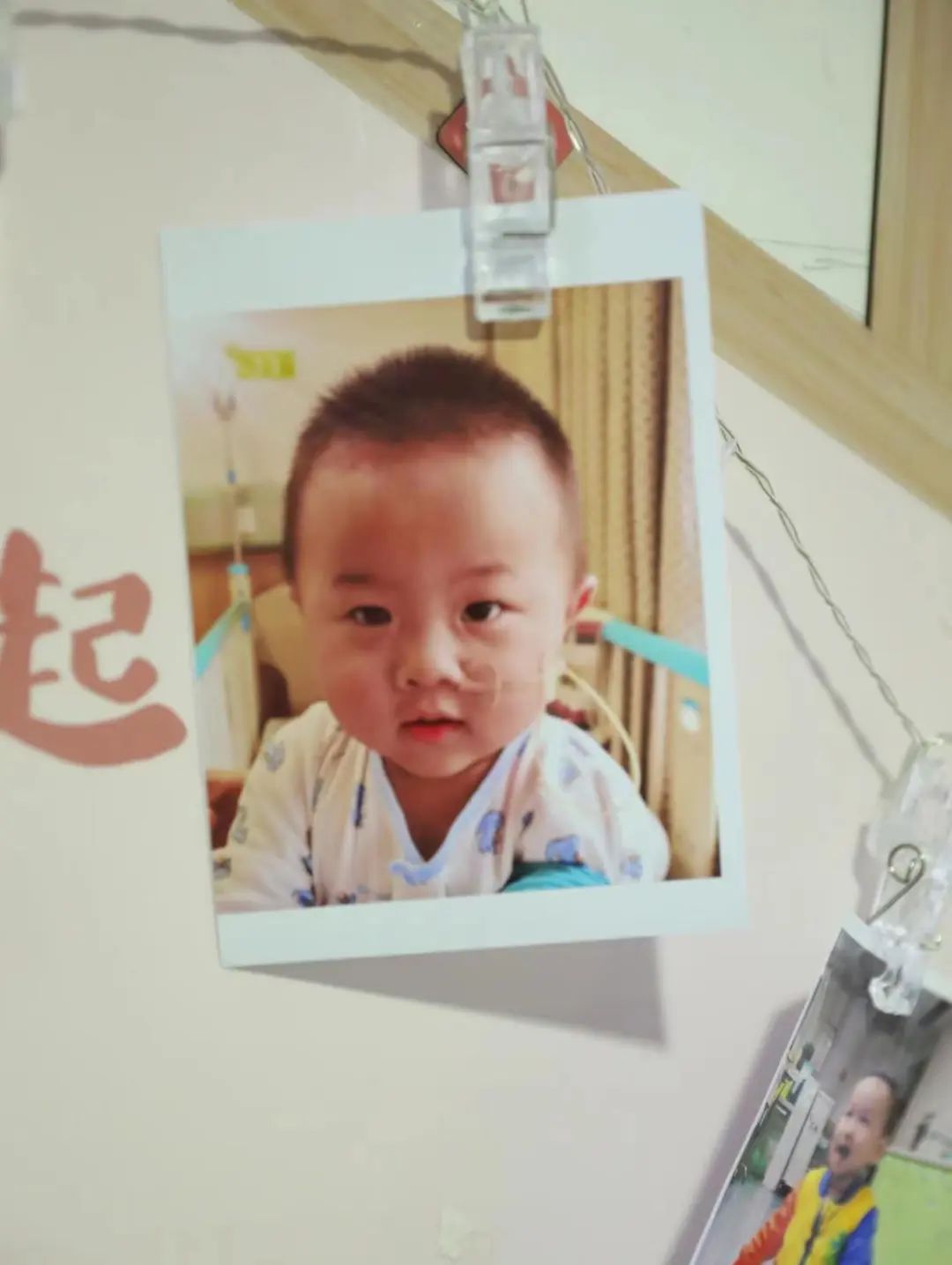 文洁把给儿子拍的拍立得挂在病床边.jpg