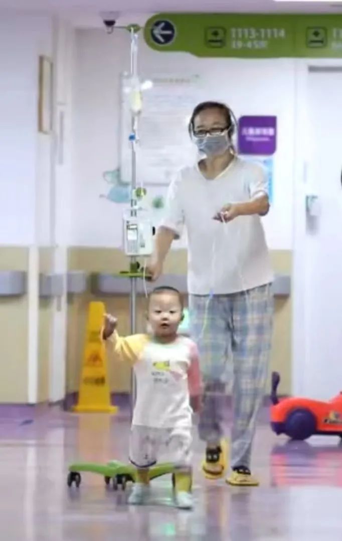 聪聪和妈妈一起“遛弯”.jpg