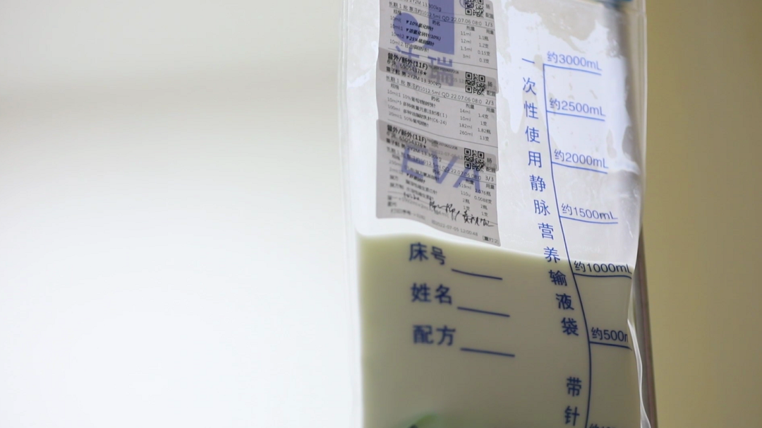 出生18个月来，聪聪一直靠营养液度日.png