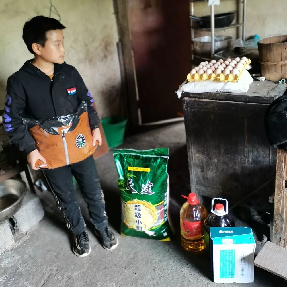 儿童主任还给我带来了一件衣服.jpg