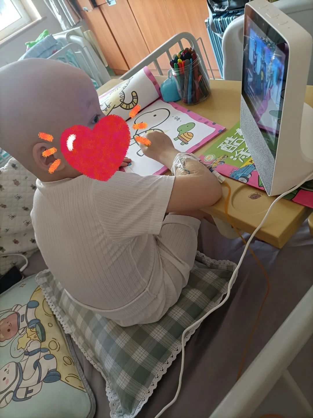 乐鑫跟着病房里的学习机涂绘本，这是他在医院为数不多的玩乐时光.jpg