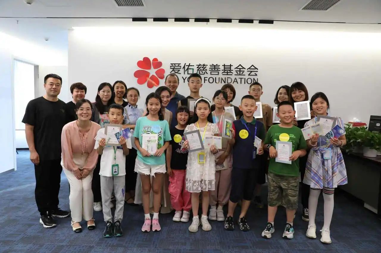 昱翔（一排右2）和其他爱佑青少年志愿者小队长们.jpg