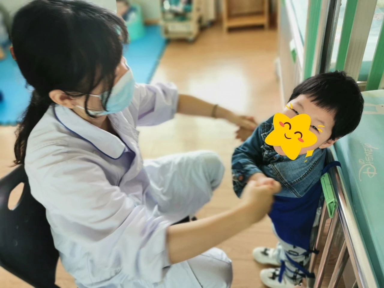 康复老师帮助病患孤儿进行康复训练