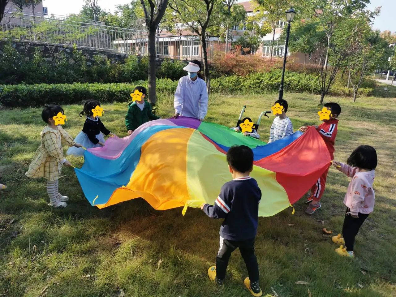 张春娇和同事们陪病患孤儿宝宝们勇敢看世界